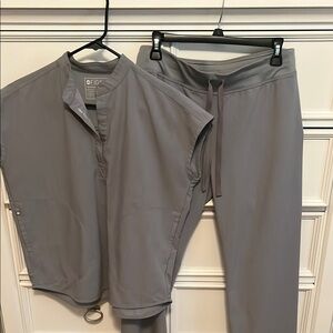 Figs scrubs in Space Gray like brand new